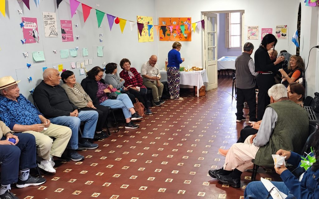 ADULTOS MAYORES RECIBIERON LA PRIMAVERA CON MÚSICA Y JUEGOS EN LOS ESPACIOS DE “PAUSA Y ENCUENTRO”