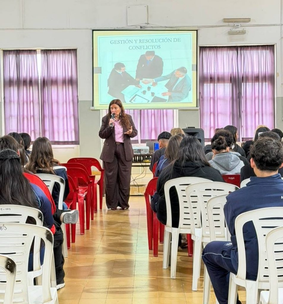 EL MUNICIPIO LLEVA A LAS ESCUELAS HERRAMIENTAS PARA RESOLVER CONFLICTOS Y FORTALECER LA CULTURA DEL DIÁLOGO